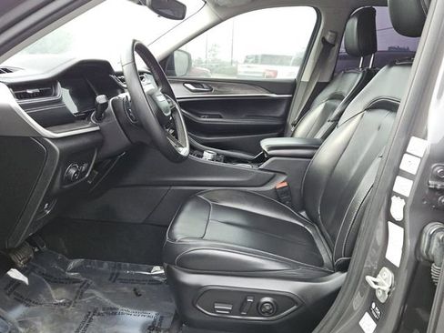 Used 2023 Jeep Grand Cherokee L Limited image 3