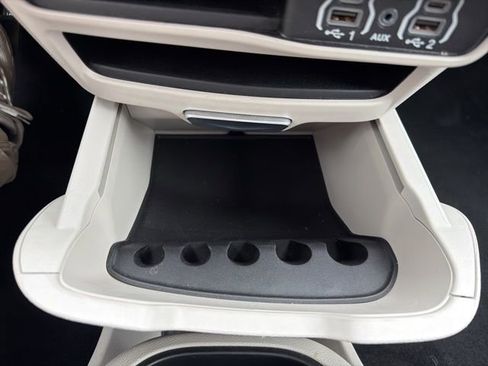 Used 2024 Chrysler Pacifica Touring-L image 31