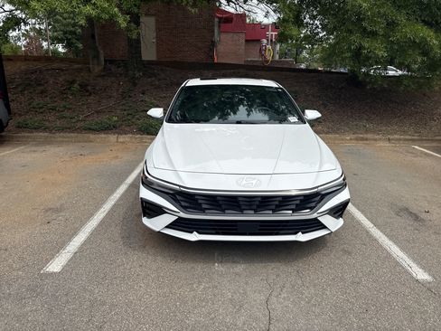 Used 2025 Hyundai Elantra Limited w/ Cargo Package FWD image 3