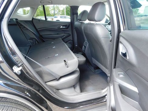 Used 2025 Chevrolet Trax LT w/ LT Convenience Package FWD image 23