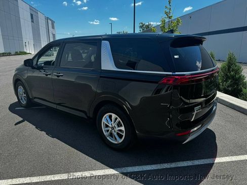 Used 2024 Kia Carnival LX FWD image 3