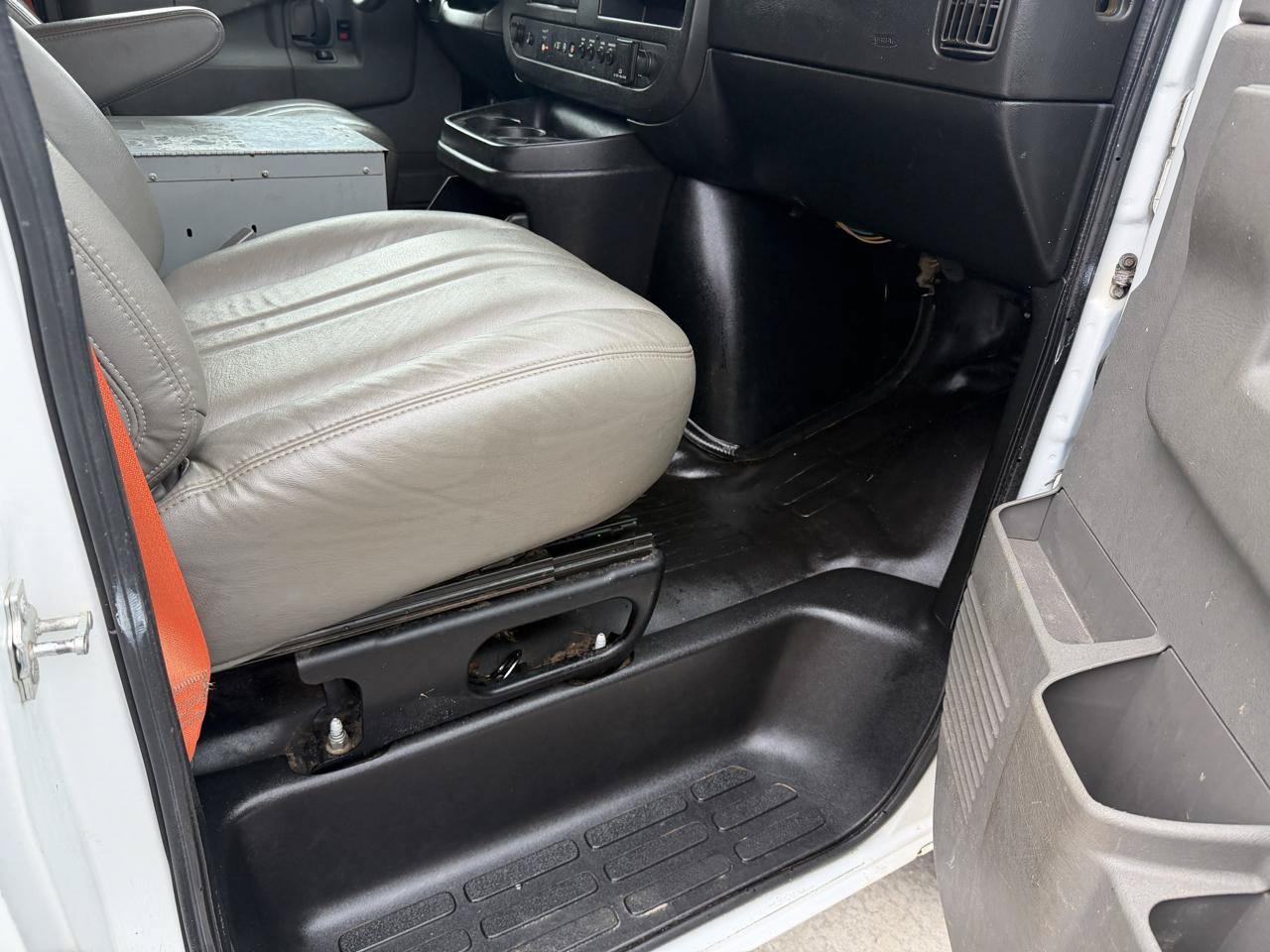 Used 2017 Chevrolet Express 2500 RWD image 13