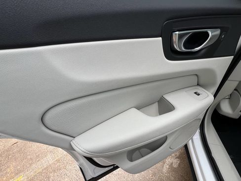 Used 2022 Volvo XC60 B5 Momentum image 8