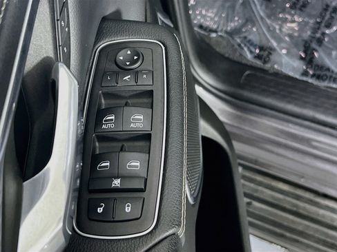 Used 2023 RAM 1500 Laramie AWD/4WD image 18