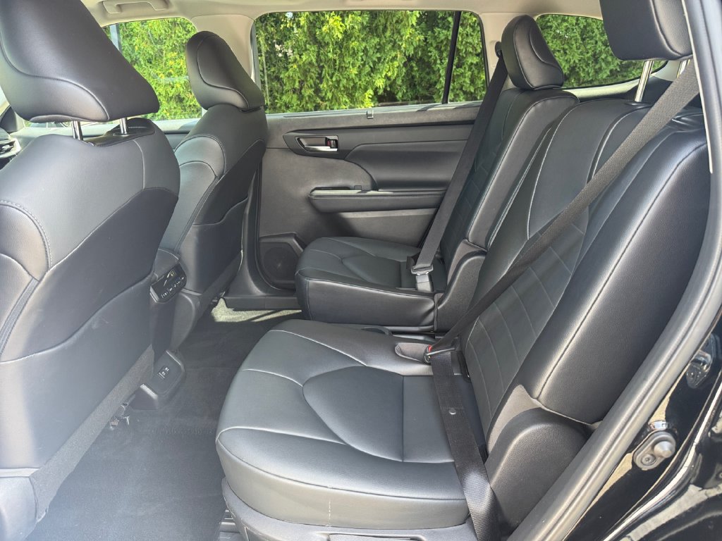 Used 2021 Toyota Highlander XLE AWD/4WD image 19