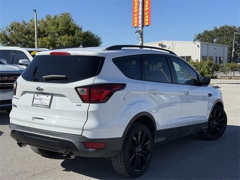 Used 2019 Ford Escape SE image 3