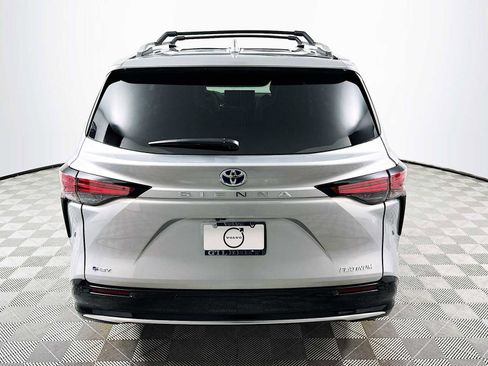Used 2025 Toyota Sienna Platinum image 6