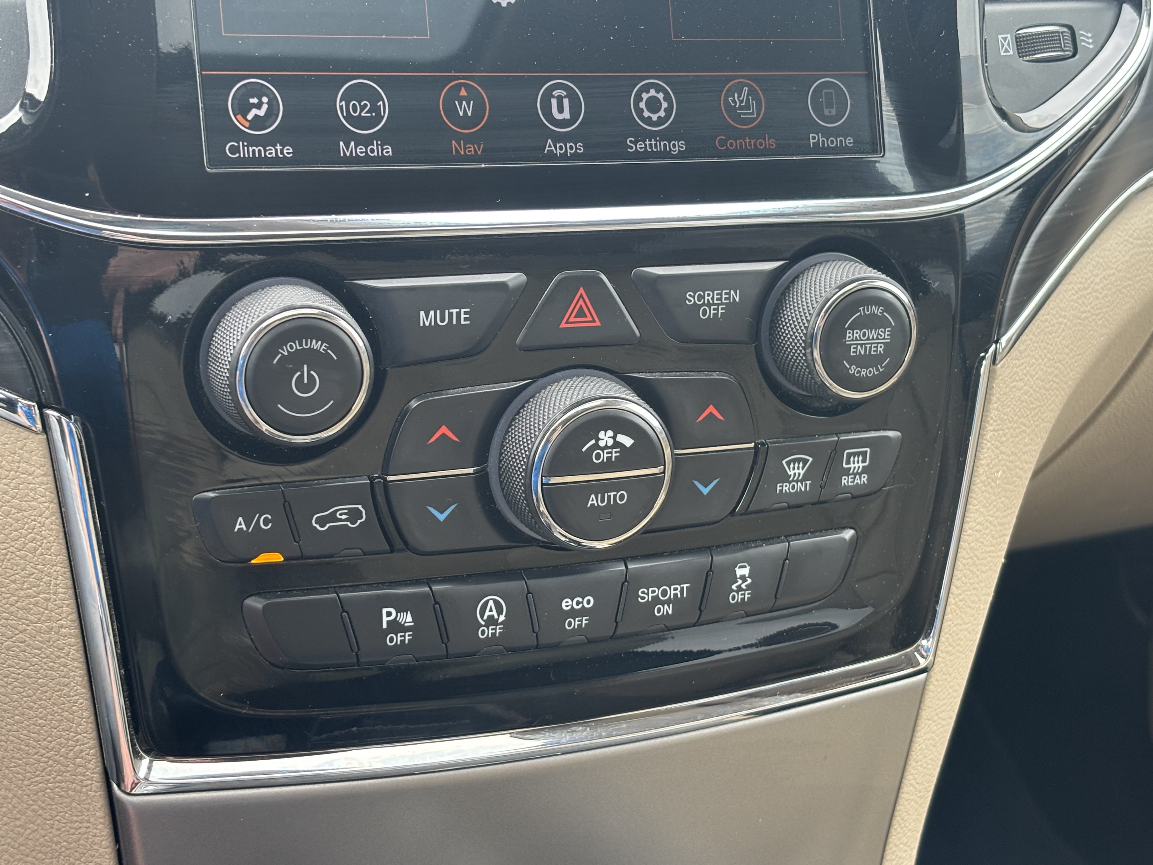 Used 2020 Jeep Grand Cherokee Limited AWD/4WD image 14