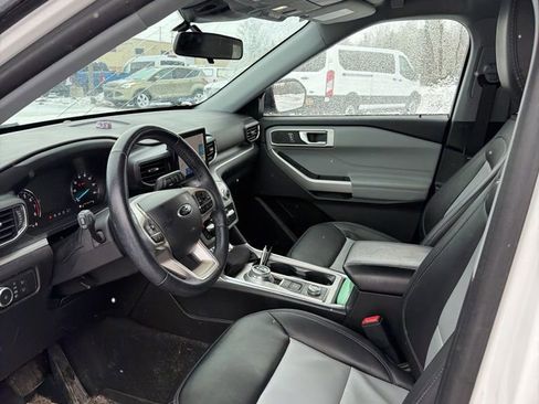 Used 2022 Ford Explorer XLT w/ Equipment Group 202A image 4