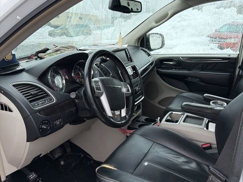 Used 2016 Chrysler Town & Country Touring FWD image 4