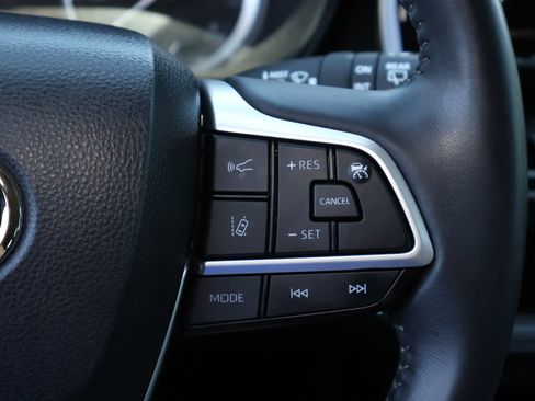 Used 2023 Toyota Highlander LE FWD image 14