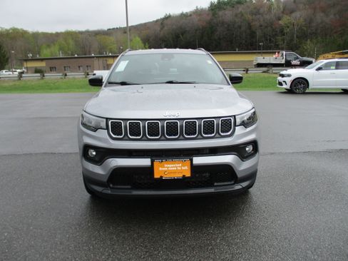 Used 2023 Jeep Compass Latitude w/ Convenience Group AWD/4WD image 2