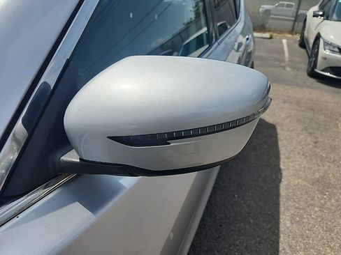 Used 2017 Nissan Rogue SV FWD image 7