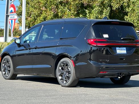 New 2026 Chrysler Pacifica Limited w/ S Appearance Package image 6