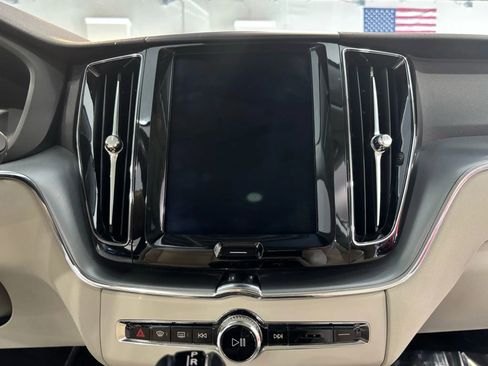 Used 2019 Volvo XC60 T5 Momentum w/ Premium Package image 31