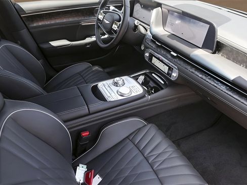 Used 2025 Genesis G90 3.5T image 32