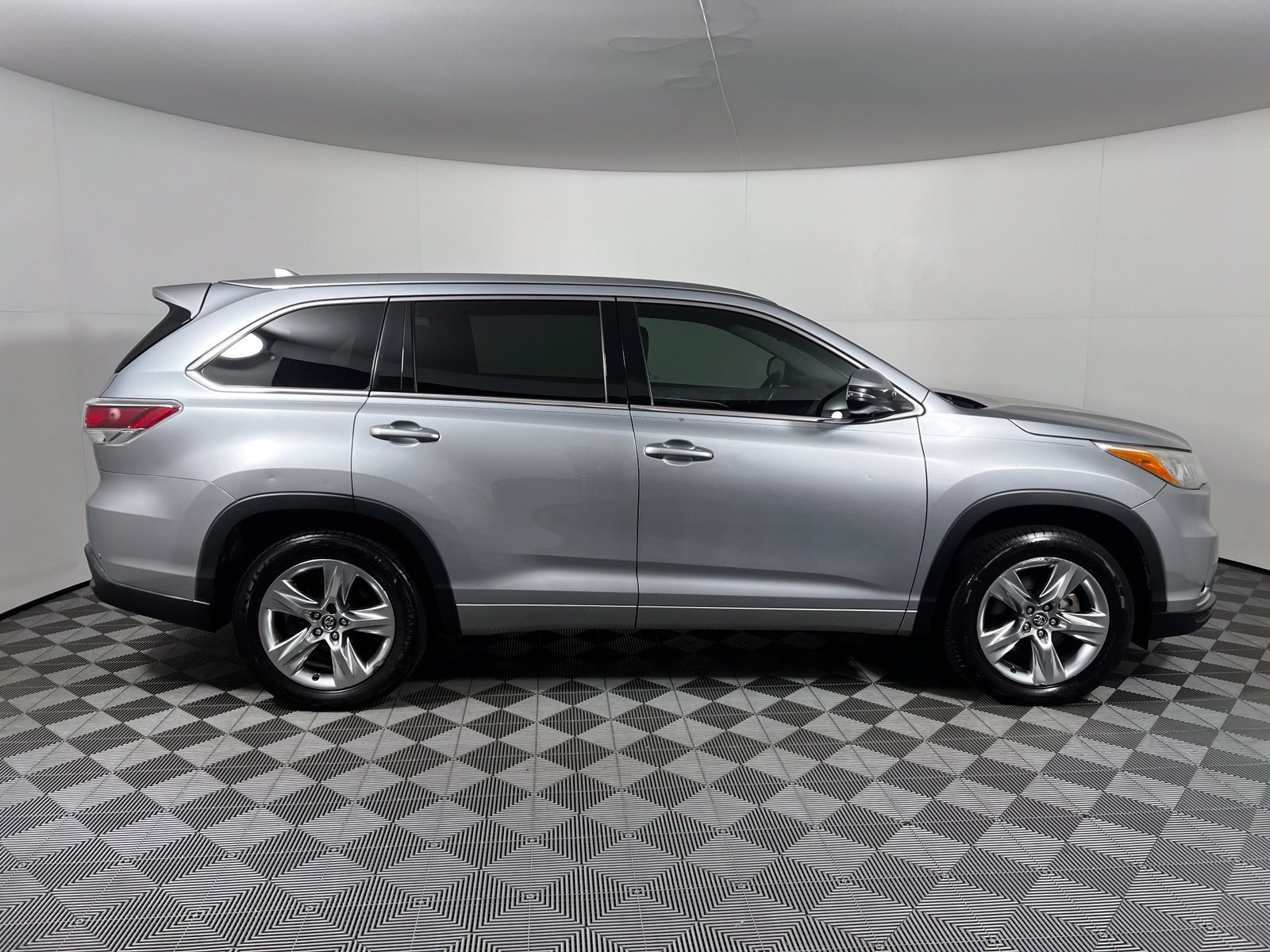 Used 2016 Toyota Highlander Limited w/ Four Season Floor Mat Package FWD image 4