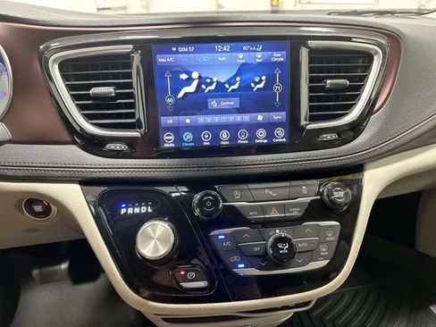 Used 2020 Chrysler Pacifica Limited FWD image 23