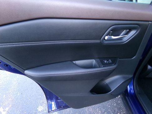 Used 2023 Nissan Rogue SL image 42