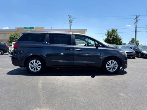 Used 2017 Kia Sedona LX w/ LX Essentials Premium Package FWD image 3
