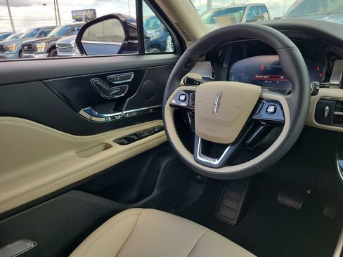 Used 2025 Lincoln Corsair AWD w/ Rear Removable Package Tray image 13