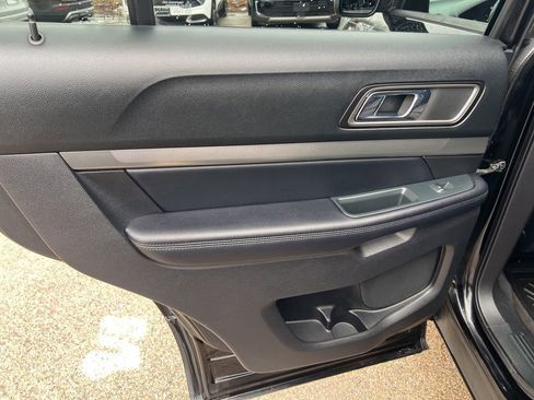 Used 2018 Ford Explorer XLT image 11