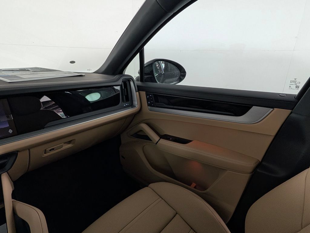 New 2026 Porsche Cayenne Coupe AWD/4WD image 21