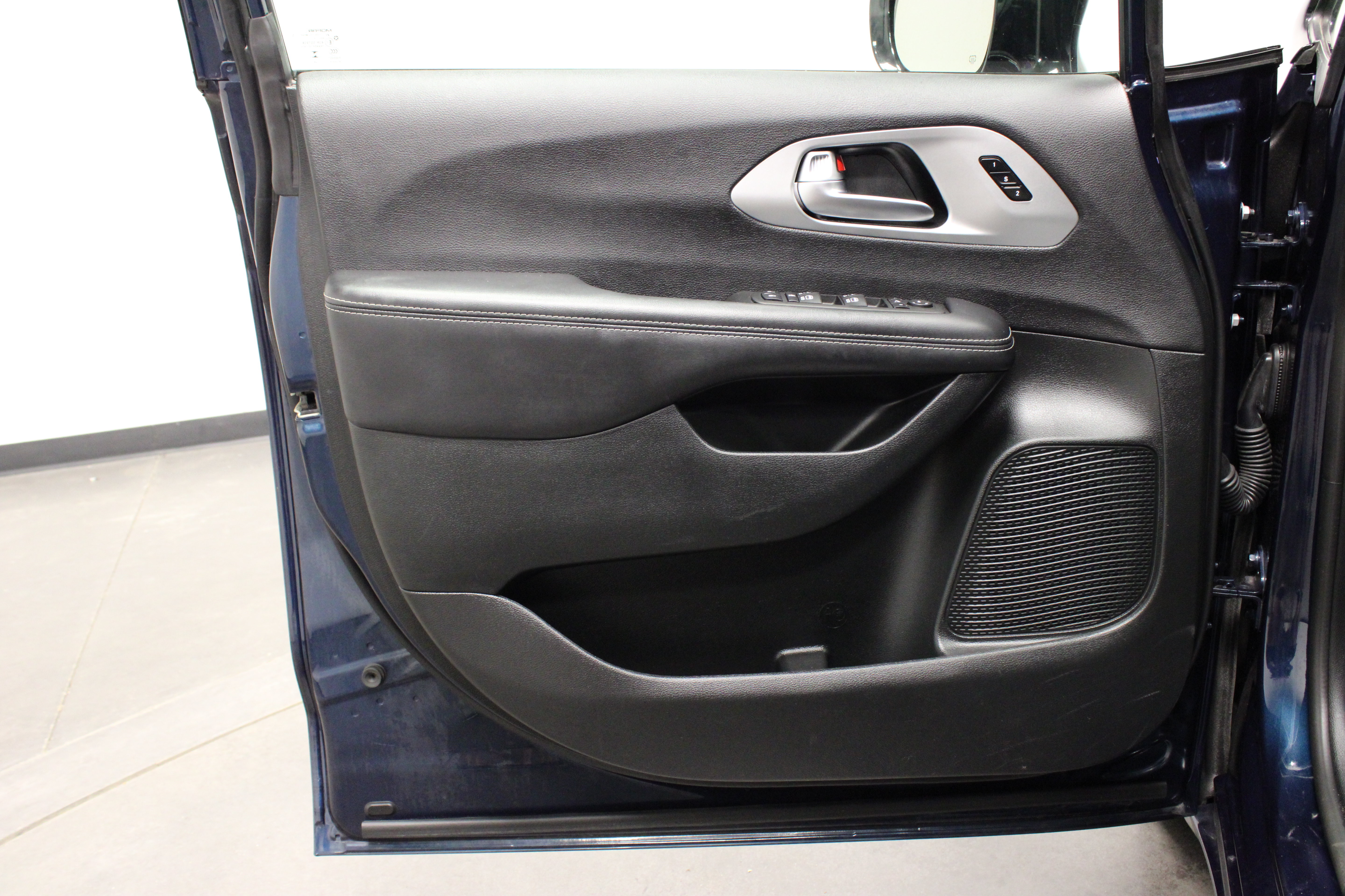 Used 2025 Chrysler Pacifica Limited FWD image 20