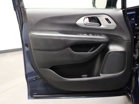 Used 2025 Chrysler Pacifica Limited FWD image 20