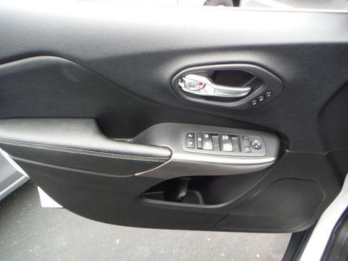 Used 2020 Jeep Cherokee Limited AWD/4WD image 17
