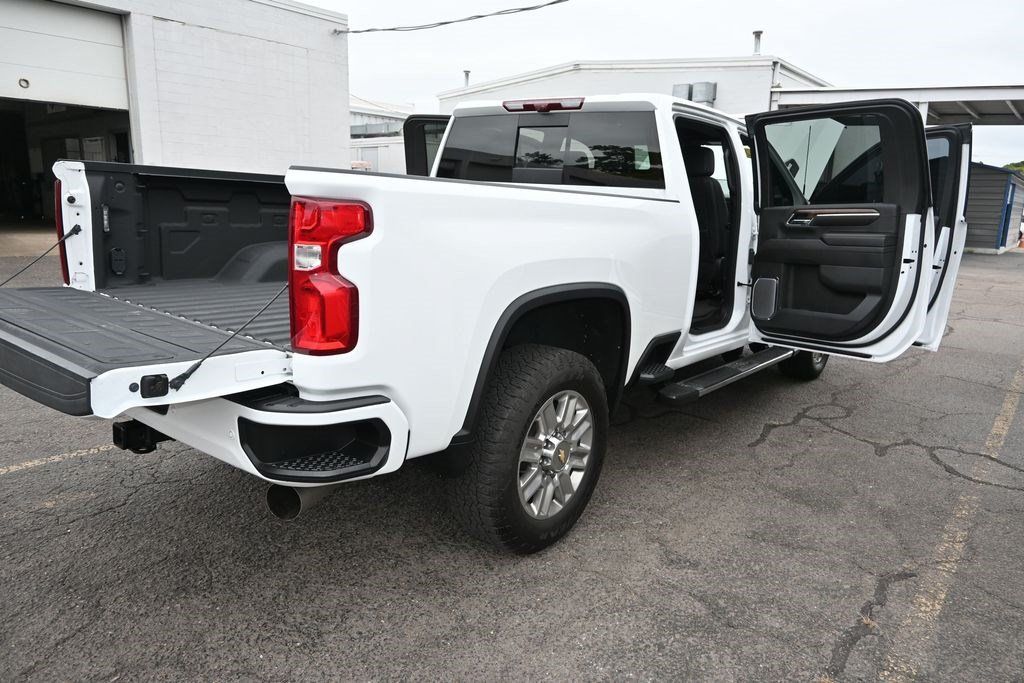 Used 2024 Chevrolet Silverado 2500 High Country w/ High Country Premium Package AWD/4WD image 3