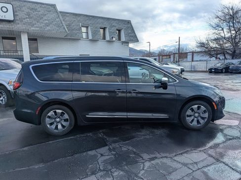 Used 2020 Chrysler Pacifica Limited image 2