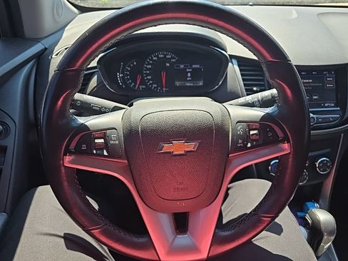 Used 2020 Chevrolet Trax LT w/ LT Convenience Package FWD image 8