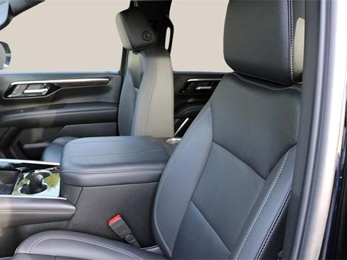 Used 2025 Chevrolet Suburban Z71 image 11