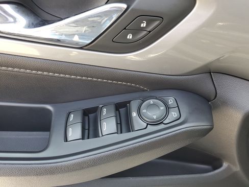 Used 2022 Chevrolet Traverse LT image 30