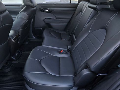 Certified 2026 Toyota Highlander XLE AWD/4WD image 11
