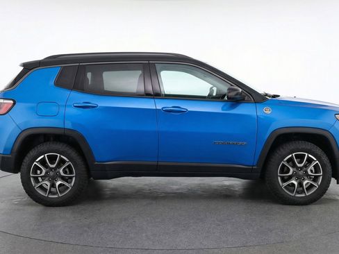 Used 2025 Jeep Compass Trailhawk AWD/4WD image 11