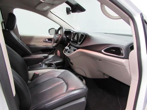 Used 2023 Chrysler Pacifica Touring-L FWD image 17