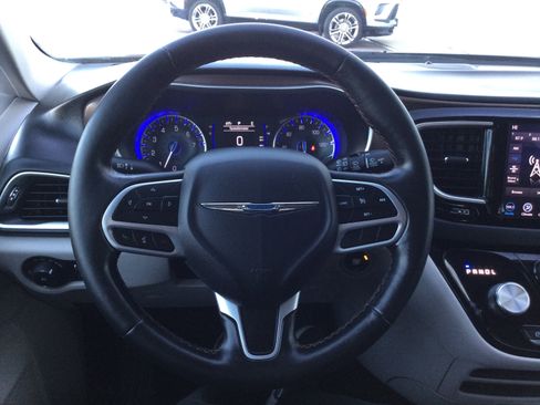 Used 2019 Chrysler Pacifica Touring-L w/ Tire & Wheel Group image 17