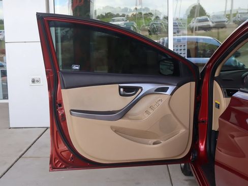 Used 2013 Hyundai Elantra GLS w/ Preferred Pkg FWD image 12