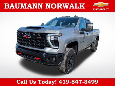 Used 2025 Chevrolet Silverado 2500 ZR2 w/ Technology Package AWD/4WD image 3
