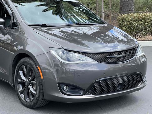 Used 2019 Chrysler Pacifica Limited w/ Advanced Safetytec Group FWD image 64