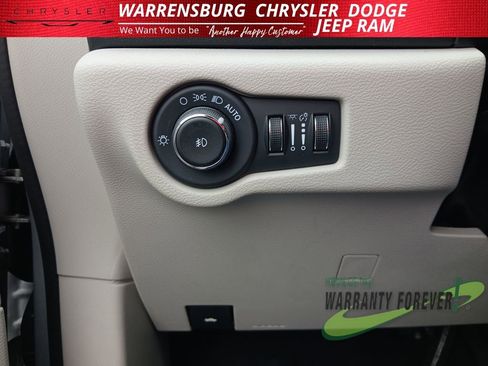 Used 2024 Chrysler Pacifica Touring-L image 28
