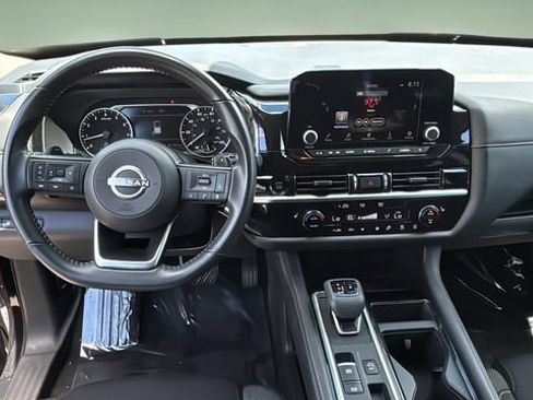 Used 2025 Nissan Pathfinder SV FWD image 10