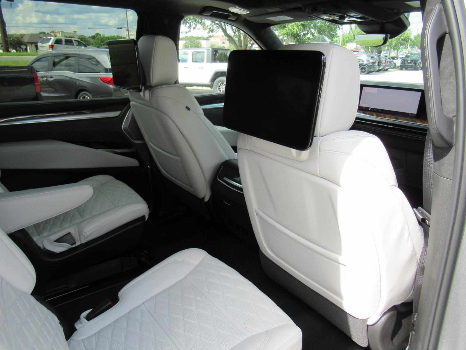 Certified 2026 Cadillac Escalade ESV Platinum Sport w/ LPO, ONYX Package AWD/4WD image 13