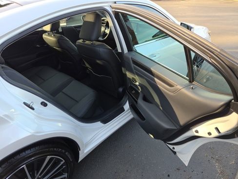 Certified 2024 Lexus ES 350 w/ Premium Package image 17