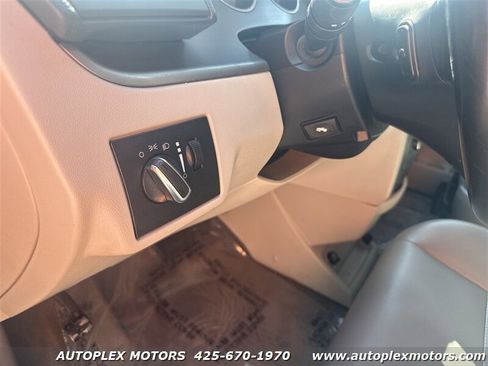 Used 2011 Volkswagen Routan SE image 23