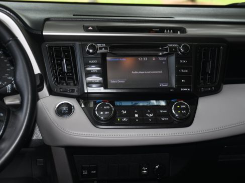 Used 2018 Toyota RAV4 XLE FWD image 16