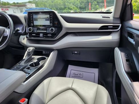 Used 2022 Toyota Highlander XLE AWD/4WD image 19