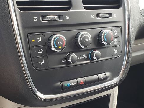 Used 2018 Dodge Grand Caravan SE w/ UConnect Hands-Free Group FWD image 23